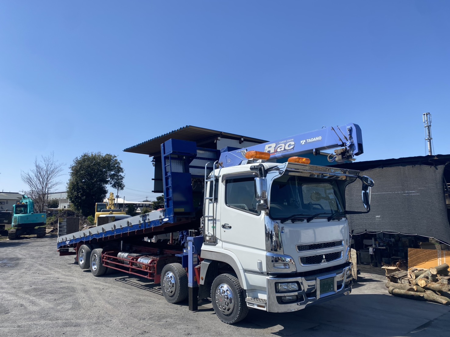 大型トラック クレーン・ウインチ付 最大積載量10,300kg