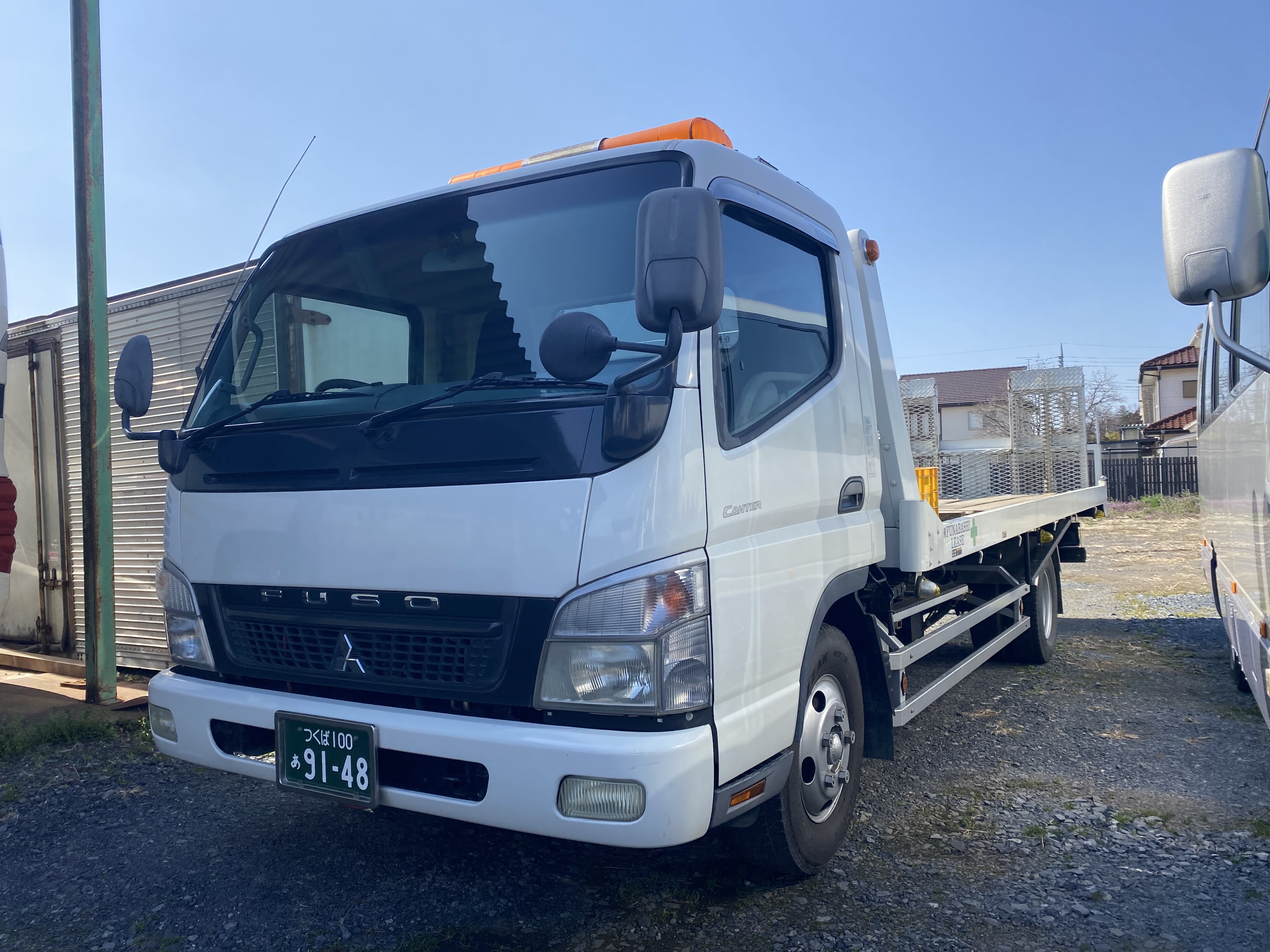 中型トラック 最大積載量3,000kg 狭小現場対応